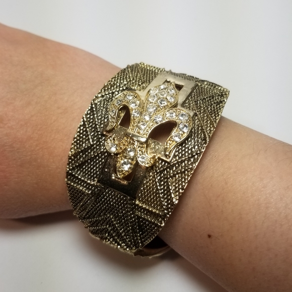 ORNATE GOLD TONE FLEUR DE LIS BANGLE BRACELET - Picture 2 of 8